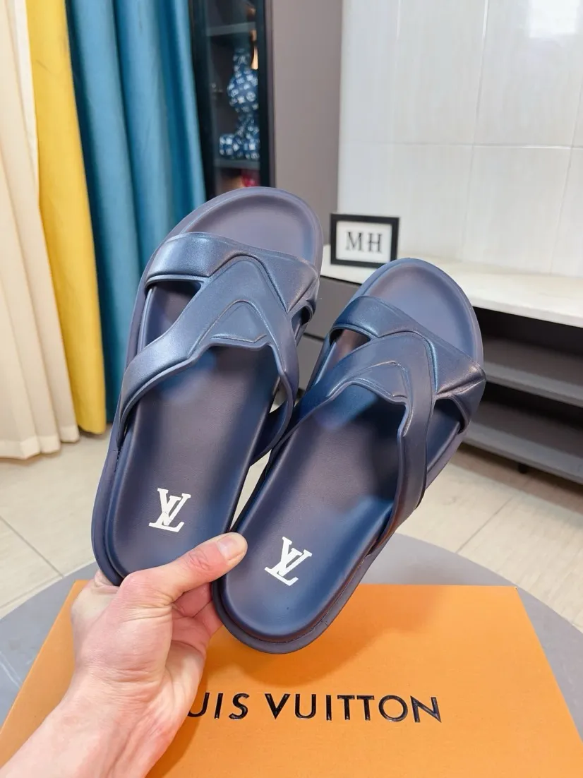 Men's shoes 💰360🌹🌹 (lv-Louis Vuitton) new men's sandals, high-end boutique, exquisite embossed logo decoration on the upper, fine workmanship, super soft soles, casual, loose and comfortable, a must-have in summer! \nsize：38-44